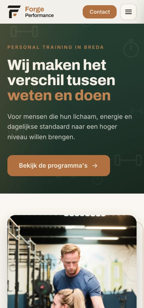 Website van Forge Performance op telefoon